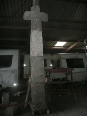 Puis avec le concours du service technique communal, ce monolithe sera monté sur son socle circulaire au carrefour des chemins de Pen a Roz et
de Sant Trével.