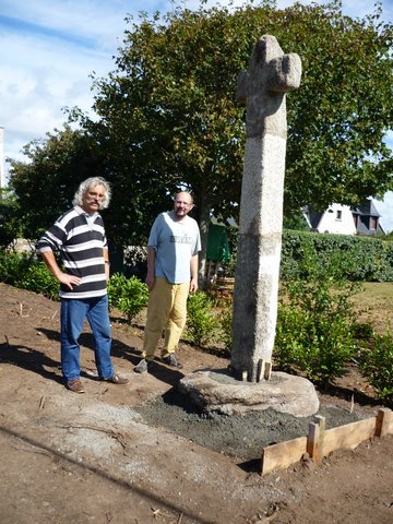 La croix est érigée au carrefour des rues de Pen ar Roz et san Trével à Plomeur par quelquesq membres de la section patrimoine avec le concours des services techniques communaux.