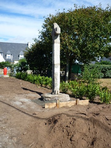 La taille de l'élément manquant, de 0m70 est bien avancée. A l'aide de broches en acier inox et de plomb nous réunirons l'ensemble