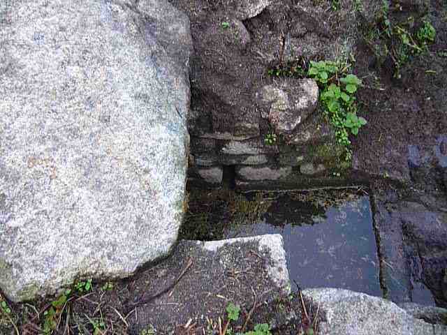 petite fontaine en bordure de route entre Langougou et Kerhom