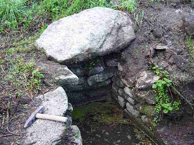 petite fontaine en bordure de route entre Langougou et Kerhom