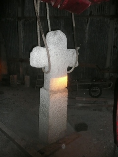 La restauration de la croix de Kélarun avance doucement, en fonction des temps libres du tailleur de pierre