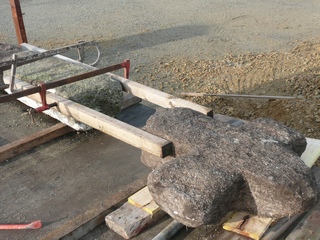 La taille de l'élément manquant, de 0m70 est bien avancée. A l'aide de broches en acier inox et de plomb nous réunirons l'ensemble