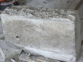 La taille de l'élément manquant, de 0m70 est bien avancée. A l'aide de broches en acier inox et de plomb nous réunirons l'ensemble