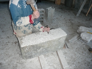 La taille de l'élément manquant, de 0m70 est bien avancée. A l'aide de broches en acier inox et de plomb nous réunirons l'ensemble