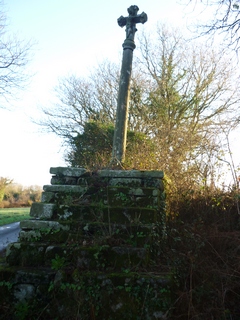 La section patrimoine s'est rendu au village de Lestalia à Plomeur samedi 28/01/12. Nous avons commencé par le nettoyage du calvaire à l'entrée du village.