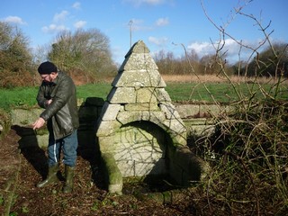 Munie de faucilles, coupe-branches et une débroussailleuse, toute l'équipe avec ardeur et dynamisme a rendu à la lumière les belles pierres de la fontaine et découvert les parois de la "piscine".