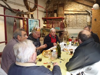 A la fin du repas, pris dans un petit musée privé, Pierre roi de la débroussailleuse a de nouveau été couronné, lors de la dégustation de la galette.