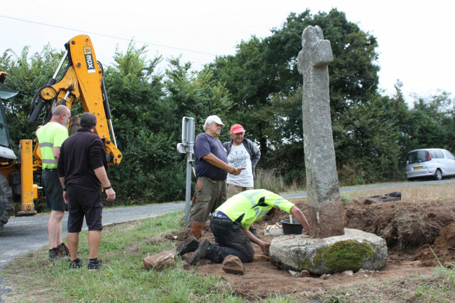 Restauration de la croix monolithique de Kerbulic